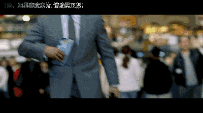 表情冷漠,银色胡子的汤姆克鲁斯 汤姆克鲁斯扮演的文森特包下了麦克斯
