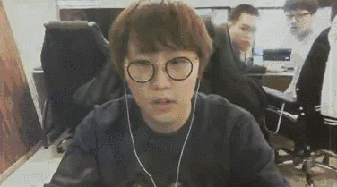 大哥,大口抽烟的感觉很爽吧?