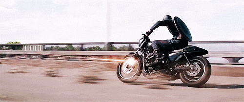 当时这款摩托出现的时候我还以为是剧组自行改装后的产品,没想到竟然