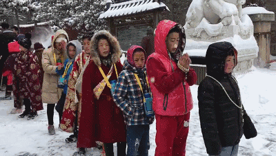 虔诚的美丽信徒不惧严寒磕着长头来五台山朝拜.